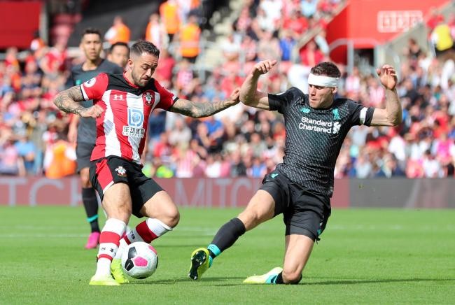 兰德尔娇妻主场助阵，两娃环绕，身材依旧吸睛（兰德尔爱妻主场现身助阵，携两娃同框，气质依旧亮眼）