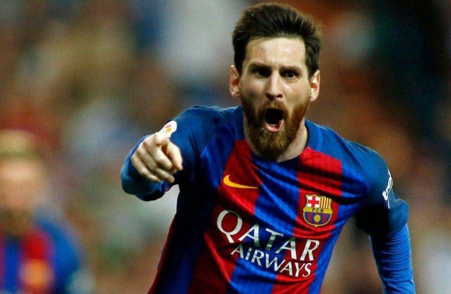 2020 赛季：道奇队在 Arlington 隔离赛区捧起奖杯，球员与家人隔空庆祝