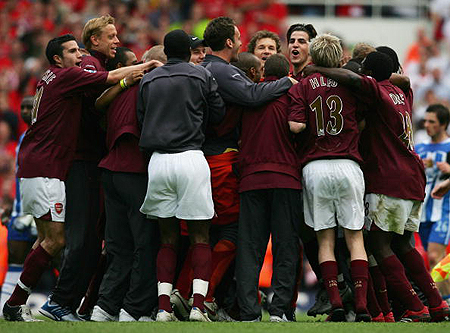 球迷沸腾：这球吹了也太离谱