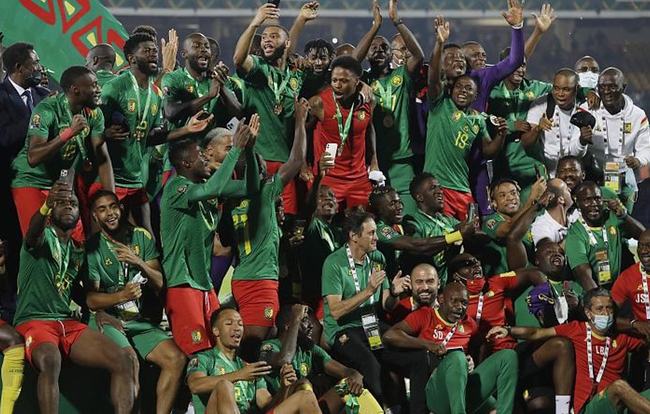 詹姆斯：阻止SGA的唯一方式是让他远离罚球线 就和防火箭登一样（詹姆斯：限制SGA的关键是让他远离罚球线，和防守火箭时期的哈登一样）