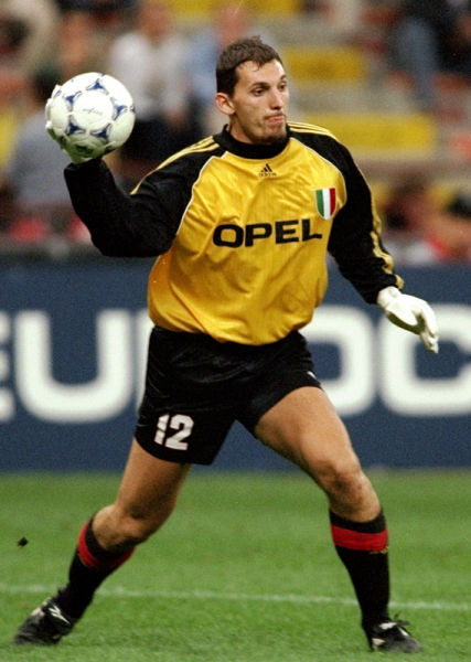 罗马诺：利马在国家队开始训练，国家队比赛日后可为曼联出战（罗马诺：利马已随国家队恢复训练，国际比赛日后有望为曼联出场）