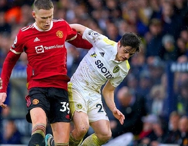 心态彻底崩了！裁判不给加罚还连出争议哨 爱德华兹连续吃T被驱逐（心态崩盘！加罚未判争议哨频出，爱德华兹连吃技犯被罚出场）