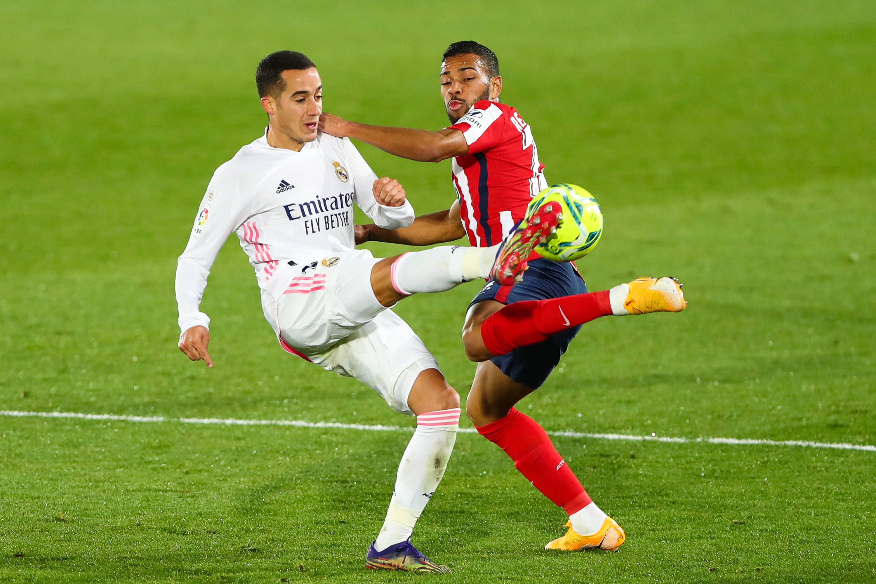 阿森纳豪掷千金破纪录 数据示客场小胜曼联（阿森纳重金投入创纪录 统计显示客场险胜曼联）