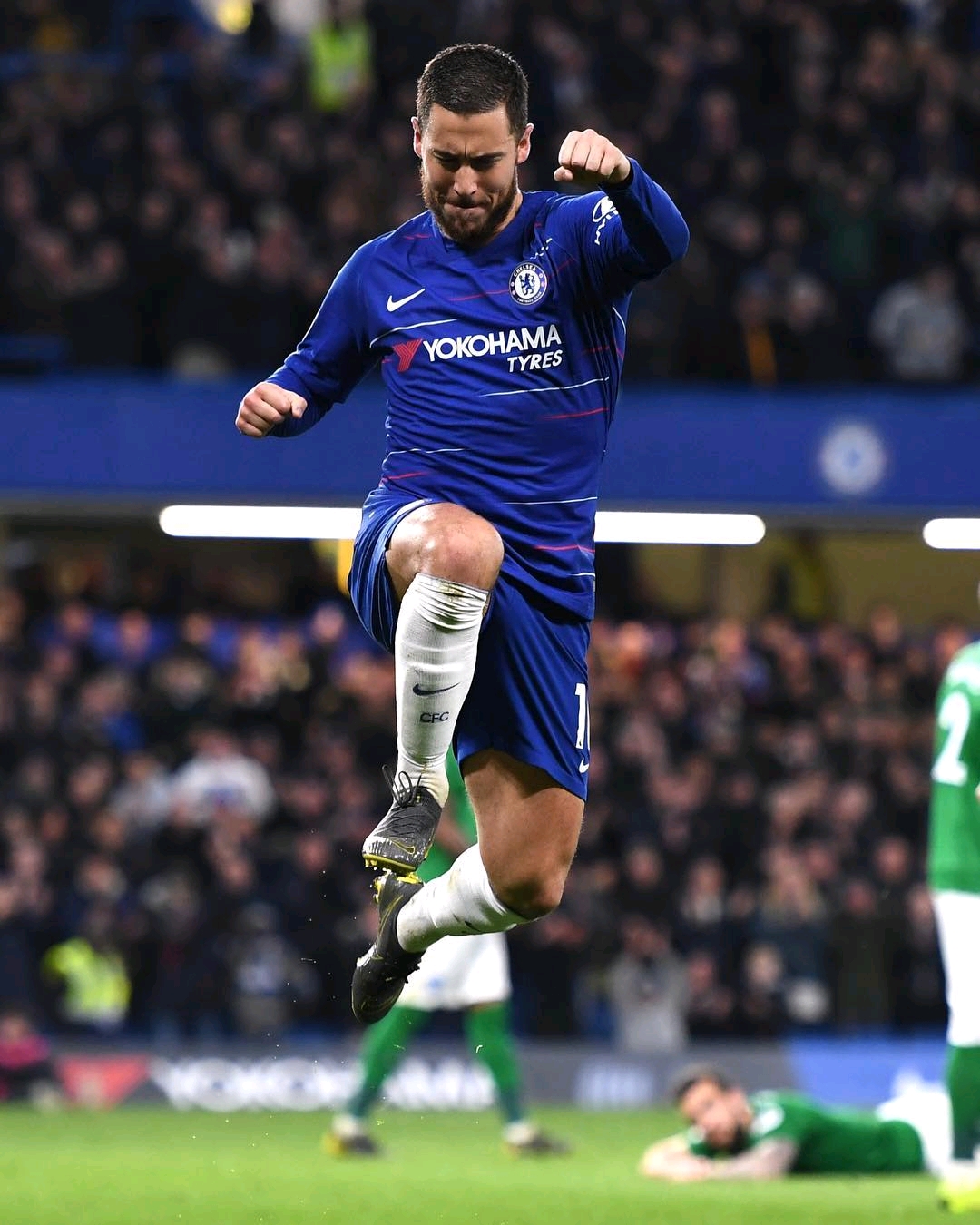 仍然深爱红军！萨拉赫出战非洲杯的护腿板上有利物浦元素（红军情未减：萨拉赫非洲杯护腿板融入利物浦元素）